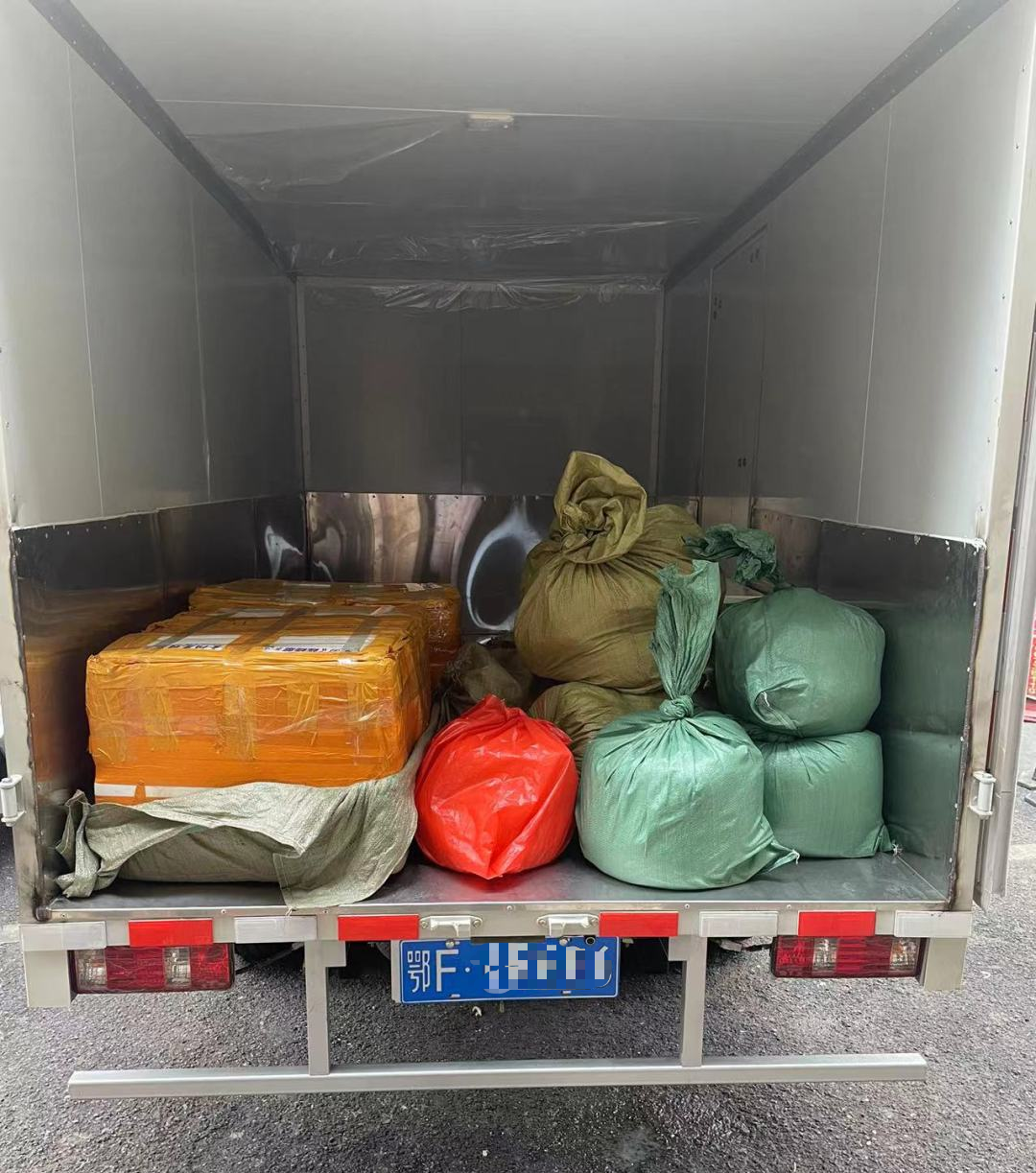 面包车型作为一种轻型商用车辆,主要用于快递物流,搬家运输,商